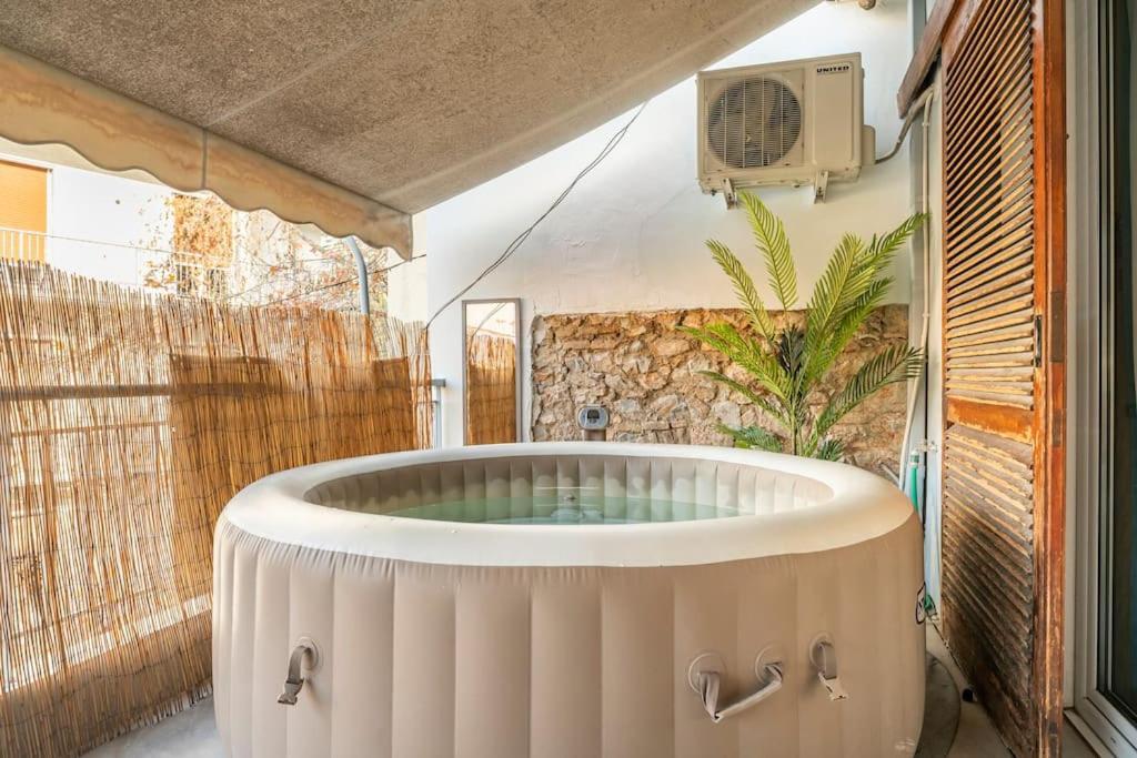 Openair Hot Tub/Big Balcony/Great Boutique Apt Atenas Exterior foto